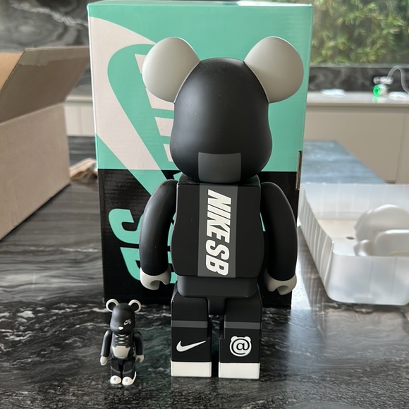 Bearbrick Nike SB 100% & 400% Set - Picture 4 of 9